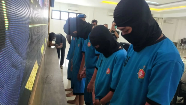 Lima pelaku geng motor ditangkap setelah menganiaya remaja. Mereka diamankan di Mapolres Bogor, Cibinong, Kabupaten Bogor, Kamis 6 Oktober 2022.