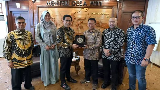 Menteri Desa, PDT, dan Transmigrasi Abdul Halim Iskandar menerima pimpinan dan anggota Komisi IV DPRD Provinsi Kalimantan Timur di Kantor Kemendes PDTT, Jakarta, pada Kamis, 6 Oktober 2022.