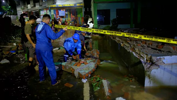 Petugas masih memeriksa lokasi tembok roboh di kawasan MTsN 19 Jakarta yang berlokasi di Pondok Labu, Cilandak, Jakarta Selatan, Kamis 6 Oktober 2022.