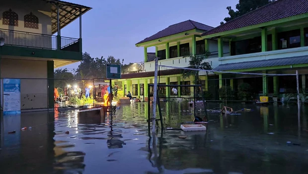 Suasana MTsN 19 Pondok Labu, Cilandak, Jakarta, usai diterjang banjir luapan Kali Krukut, Kamis, 6 Oktober 2022.