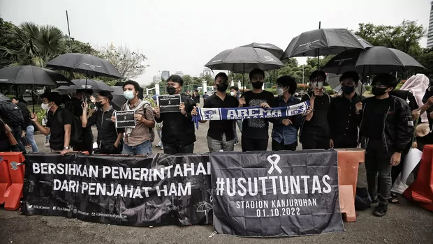 Sejumlah pegiat HAM bersama mahasiswa menggelar aksi kamisan di depan Istana Merdeka, Jakarta, Kamis 6 Oktober 2022. 