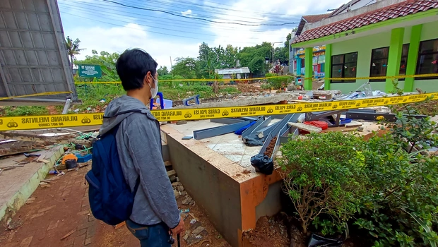Warga melihat sisa reruntuhan tembok yang menewaskan tiga siswa di MTsN 19 Cilandak, Jakarta, Jumat, 7 Oktober 2022.