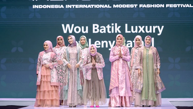 Perancang busana nasional Leny Rafael berkolaborasi dengan Wou Batik mengeluarkan Wou Batik Luxury By Leny Rafael di event Indonesia International Modest Fashion Festival (IN2MOTIONFEST) di Jakarta Convention Center (JCC) yang digelar 5-9 Oktober 2022.
