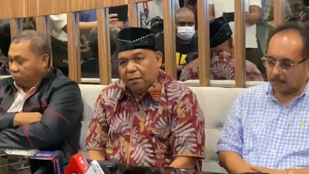 Kuasa Hukum Gubernur Papua Lukas Enembe, Petrus Bala Pattyona (tengah), saat memberikan keterangan pers di Jayapura, Papua, Kamis, 6 Oktober 2022 malam.