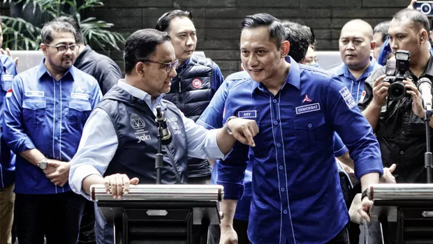 Ketua Umum Partai Demokrat Agus Harimurti Yudhoyono (kanan) bersama Gubernur DKI Jakarta yang juga calon presiden dari Partai Nasdem Anies Baswedan kedua (kiri) usai melakukan pertemuan politik di kantor DPP Partai Demokrat, Jakarta, Jumat 7 Oktober 2022.
