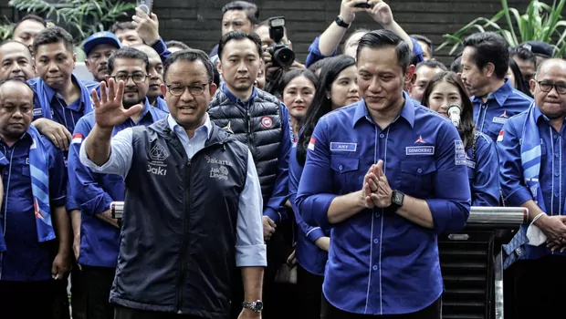 Ketua Umum Partai Demokrat Agus Harimurti Yudhoyono (kanan) bersama Gubernur DKI Jakarta yang juga calon presiden dari Partai Nasdem Anies Baswedan kedua (kiri) usai melakukan pertemuan politik di kantor DPP Partai Demokrat, Jakarta, Jumat (7/10/2022).