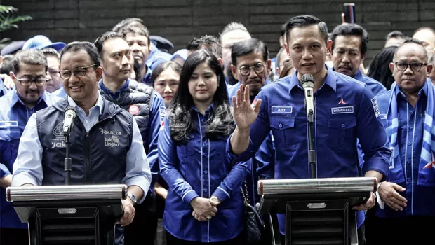 Ketua Umum Partai Demokrat Agus Harimurti Yudhoyono (kanan) bersama Gubernur DKI Jakarta yang juga calon presiden dari Partai Nasdem Anies Baswedan kedua (kiri) menjawab pertanyaan wartawan, usai melakukan pertemuan politik di kantor DPP Partai Demokrat, Jakarta, Jumat 7 Oktober 2022.