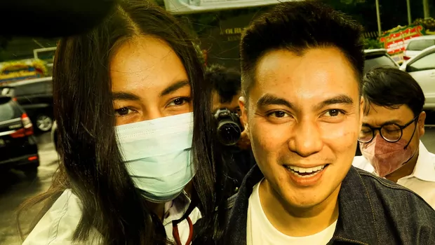 Pasangan artis Baim Wong dan Paula Verhoeven tiba untuk menjalani pemeriksaan di Polres Metro Jakarta Selatan, Jumat 7 Oktober 2022.