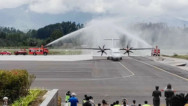 Seremoni water salute penerbangan langsung atau direct flight Toraja menuju Balikpapan, di Bandara Toraja, 7 Oktober 2022.