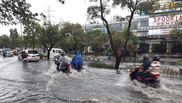 Banjir setinggi 50 cm merendam Jalan Cut Meutia, Rawalumbu, Kota Bekasi pada Jumat, 7 Oktober 2022 petang.
