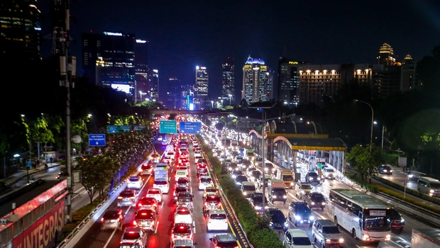 Sejumlah kendaraan terjebak kemacetan di ruas Tol Dalam Kota, di Jakarta, Jumat, 7 Oktober 2022.