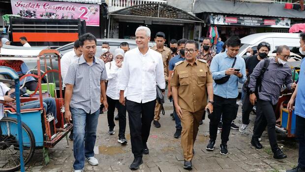 Gubernur Jawa Tengah (Jateng) Ganjar Pranowo mengunjungi Pasar Sentral Mamuju pada Senin, 10 Oktober 2022.