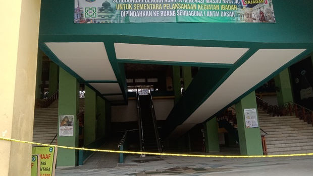 Kondisi terkini Jakarta Islamic Center usai kebakaran yang terjadi pada Rabu, (19/10/2022), tampak masjid dijaga ketat oleh polisi dan Satpol PP.