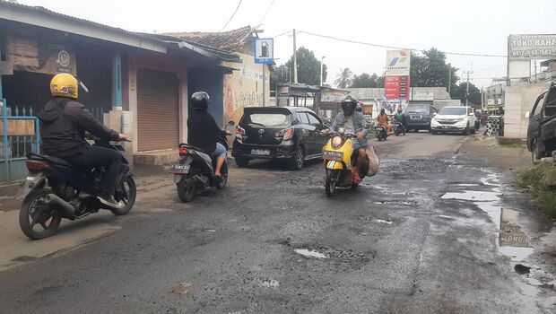 Jalan Rusak di Kota Bogor Sebabkan Kecelakaan dan Kemacetan