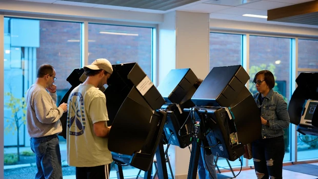 Warga AS memberikan suara mereka di markas Dewan Pemilihan Lake County di Painesville, Ohio, pada 6 November, selama pemungutan suara awal untuk pemilihan paruh waktu 2022.