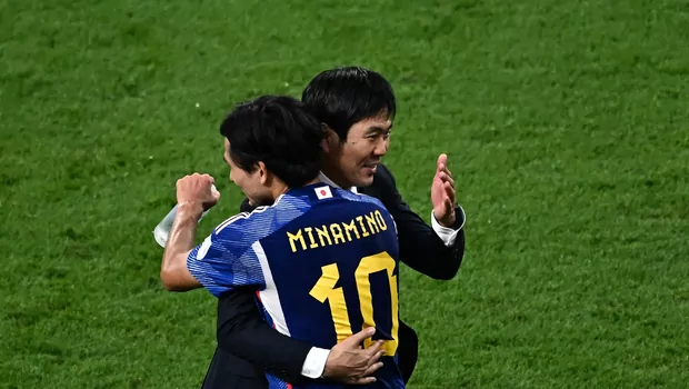 Pelatih Jepang, Hajime Moriyasu (kanan), merayakan kemenangan atas Jerman di Piaa Dunia 2022 bersama Takumi Minamino, Rabu, 23 November 2022. 