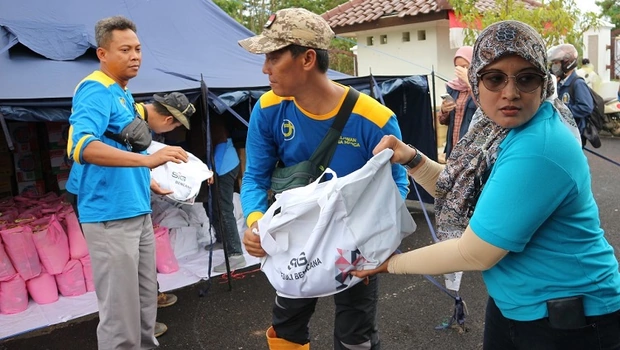 Penyerahan bantuan kebutuhan pokok SIG di Posko Satgas BUMN Jawa Barat, Kabupaten Cianjur, Jawa Barat.