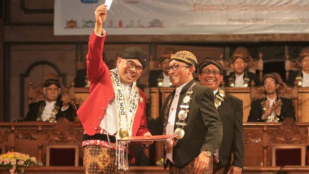 Garin Nugroho Terima Gelar Doktor HC dari ISI Surakarta