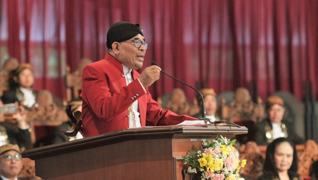Garin Nugroho Terima Gelar Doktor HC dari ISI Surakarta