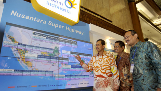 Dirut PT Telkom Rinaldi Firmansyah (kiri), bersama dua direktur lainnya, saat acara peluncuran MP3EI di JCC, Jakarta, Mei 2011 lalu.