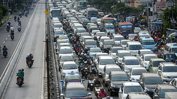 Pengendara sepeda motor memasuki jalur Transjakarta ketika melintasi Kawasan Senen Jakarta.