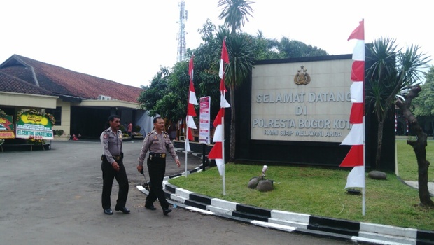Petugas berpatroli di Mapolresta Bogor Kota Jalan KS Tubun, Kedunghalang, Bogor Utara, Kota Bogor.