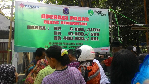 Food Station Tjipinang Jaya menggelar operasi pasar beras saat peresmian RPTRA di Kebon Pala, Jakarta Timur, Kamis (28/1)