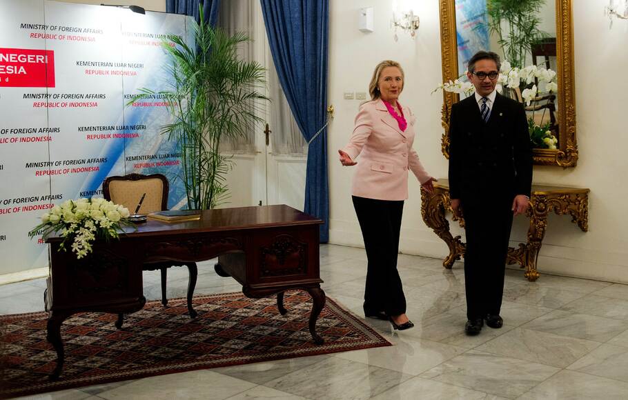 Menteri Luar Negeri Amerika Serikat Hillary Clinton saat melakukan pertemuan dengan Menteri Luar Negeri Indonesia, Marty Natalegawa, di Jakarta. FOTO: AFP
