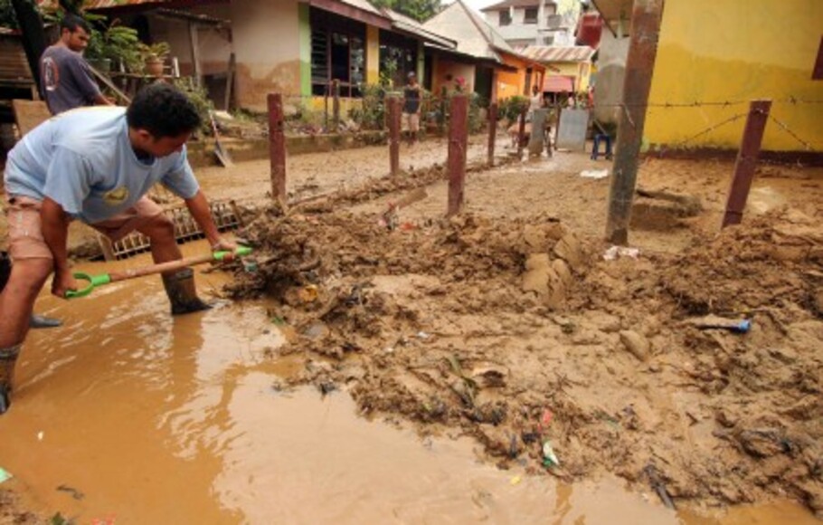 Sejumlah warga kawasan Skip, Kecamatan Sirimau, Kota Ambon, Sabtu (4/8) membersihkan lokasi banjir di kawasan tersebut. Lumpur setinggi hampir satu meter menutupi kawasan tersebut akibat banjir yang terjadi Rabu (1/8). Data di Badan Penanggulangan Bencana Daerah (BPBD) Kota Ambon, menyebutkan akibat banjir tersebut menyebabkan 6.999 unit rumah warga yang tersebar di 27 lokasi tergenang banjir