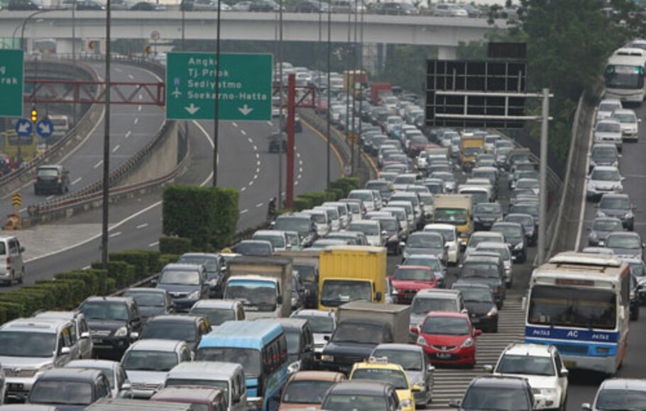 Mobil-mobil dalam keadaan macet di Jakarta.