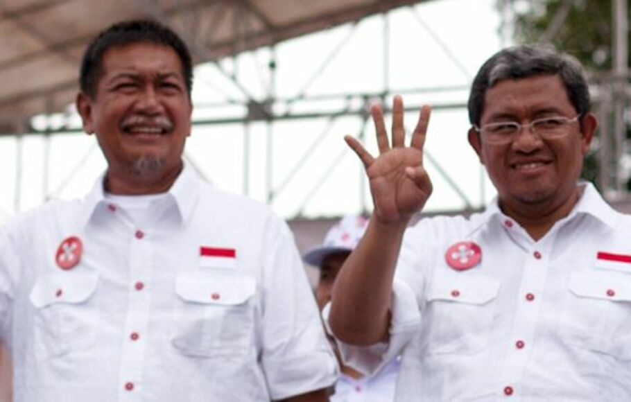 Calon Gubernur Jawa Barat 2013-2018, Ahmad Heryawan (tengah) dan Calon Wakil Gubernur, Deddy Mizwar (kiri) mengikuti kampanye akbar di Lapangan Gasibu, Bandung, Jawa Barat.
