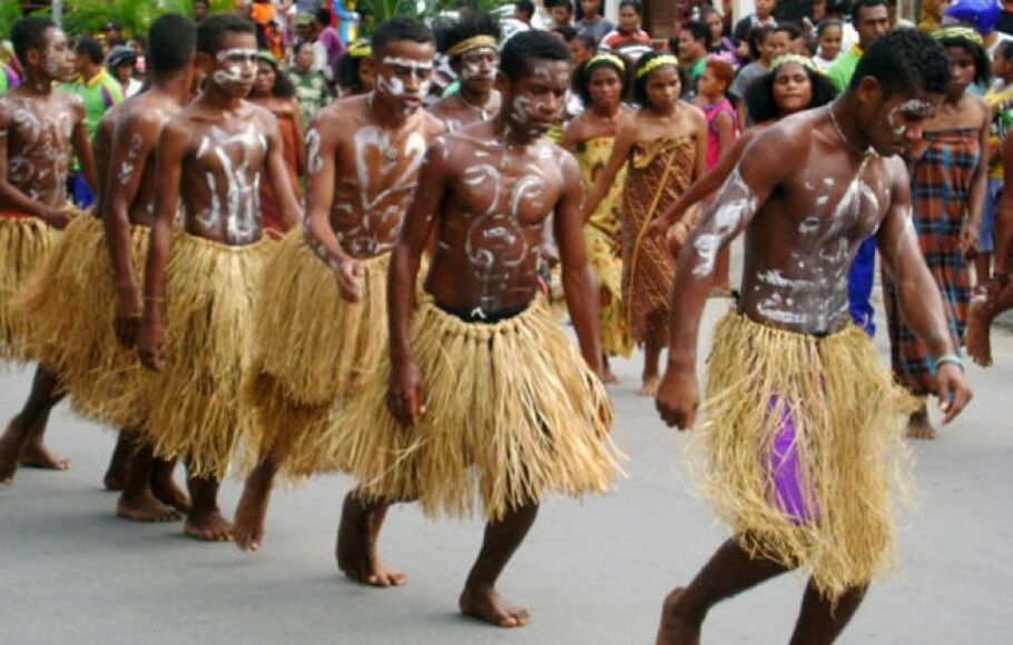 Para siswa SMP negeri Biak Barat, Kabupaten Biak Numfor, Papua, melakukan atraksi tarian khas Papua 