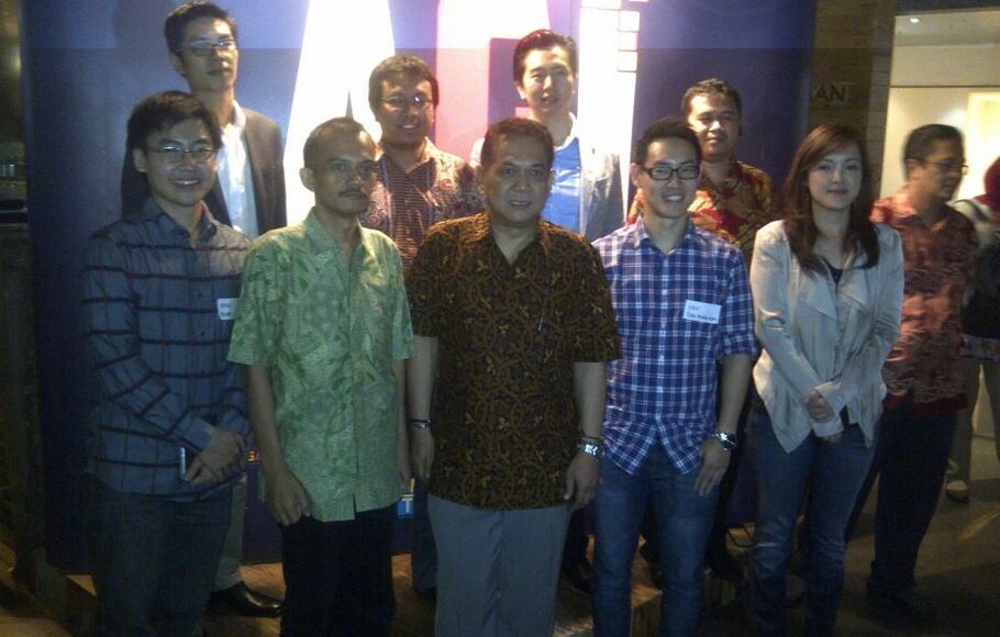 Para pengurus Asosiasi Game Indonesia berfoto bersama di Jakarta, Rabu (8/5).