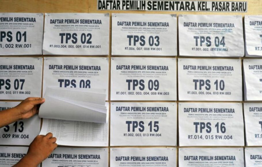 Warga mengecek daftar pemilih sementara (DPS) Pemilu 2014 di Kelurahan Pasar Baru, Jakarta Pusat.