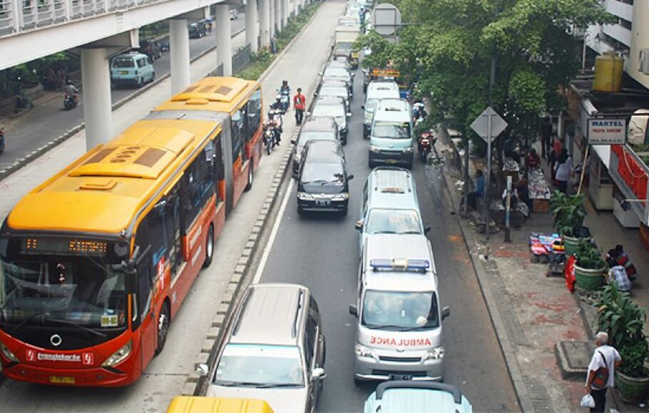 Bus Transjakarta berhenti di shelter Busway Jatinegara, Rabu (21/8).