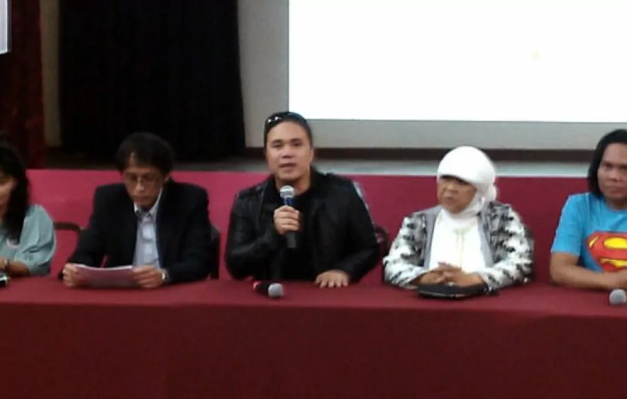 Damien Dematra (tengah) bersama dewan juri IFFSRV: Tiara Savitri (pojok kiri), Lily Wahid (berjilbab putih), dan Ageng Kiwi (pojok kanan)