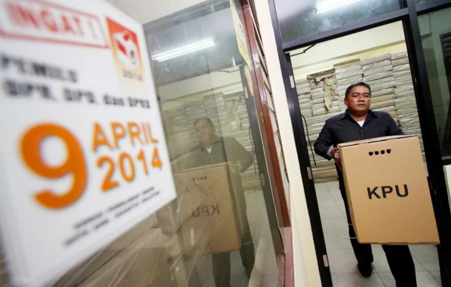 Petugas KPU membawa contoh kotak suara berbahan kardus di KPU Kota Administrasi Jakarta Selatan.