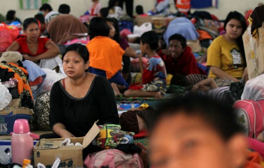 Ribuan pengungsi banjir masih bertahan di GOR Otista, Jakarta, Senin (27/1). Hingga Minggu (26/1) pukul 18:00 WIB Badan Nasional Penanggulangan Bencana (BNPB) mencatat sedikitnya 27.912 jiwa korban banjir DKI Jakarta masih mengungsi di 137 titik lokasi pengungsian.