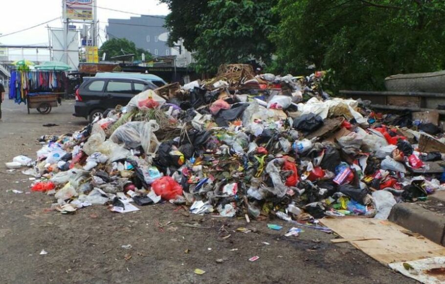 Tumpukan sampah di Matraman Raya, Jakarta Timur.
