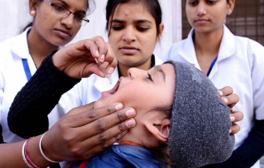 Ilustrasi pemberian vaksin polio