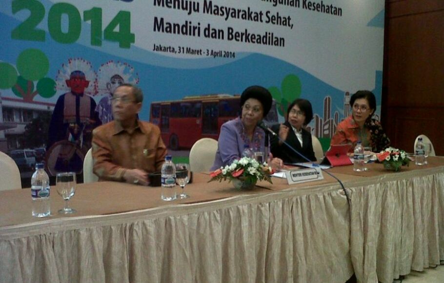 Menteri Kesehatan Nafsiah Mboi memberi keterangan pers dalam Rapat Kerja Kesehatan Nasional (Rakerkesnas) tahun 2014 Regional Barat di Jakarta, 1 April 2014.