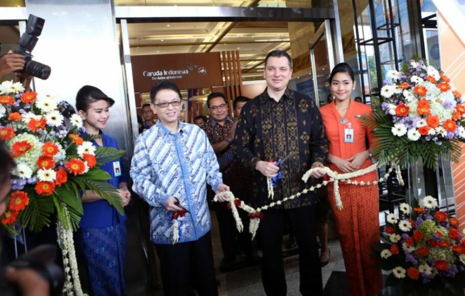 Direktur Pemasaran dan Penjualan Garuda Indonesia, Erik Meijer (kanan) bersama Direktur Konsumer & Ritel BNI Darmadi Sutanto mengunting pita
