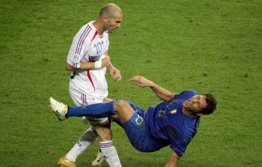 Inilah insiden tandukan Zinedine Zidane ke dada Marco Materazzi di Piala Dunia 2006
