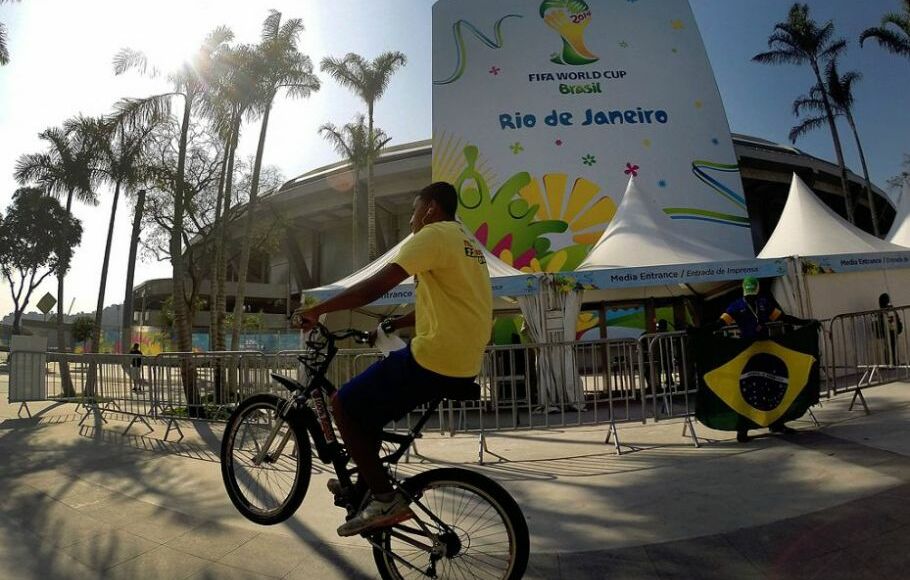 Seorang suporter bersepeda di depan stadion Maracana, Rio De Janeiro, Brasil beberapa waktu lalu.