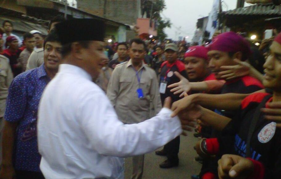 Calon presiden nomor urut 1, Prabowo Subianto, berjabat tangan dengan warga di Kawasan Jababeka, Desa Mekarmukti, Kecamatan Cikarang Utara, Kabupaten Bekasi, Jawa Barat, Senin (7/7).