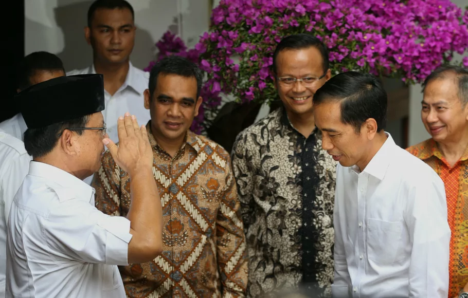 Ketua umum partai Gerindra Prabowo Subianto (kiri), memberi hormat kepada presiden terpilih Joko Widodo, di kawasan Kebayoran baru, Jakarta Selatan, Jumat (17/10) pagi.