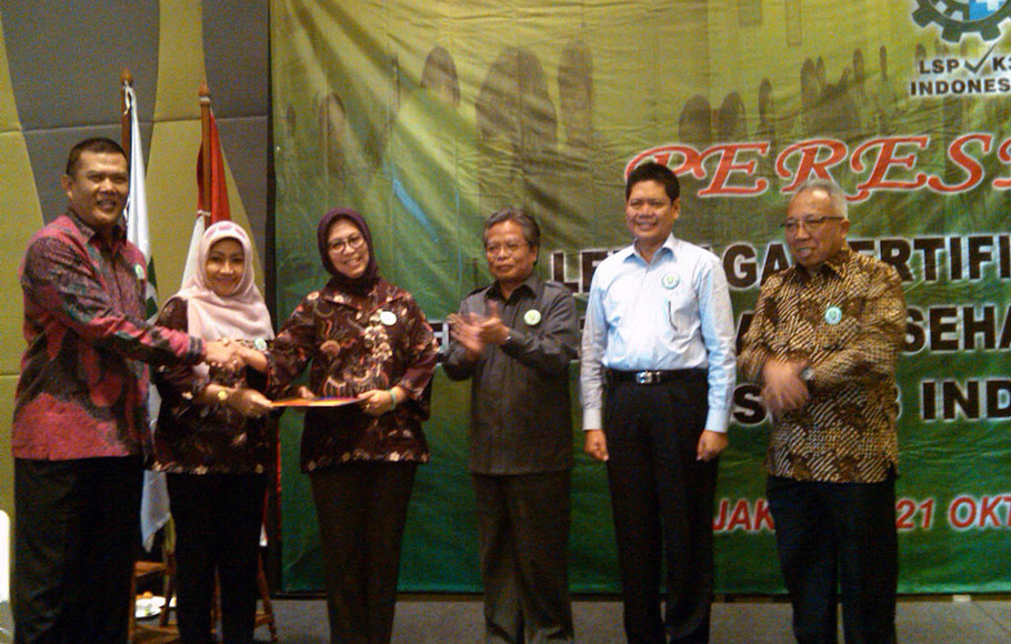 Ketua BNSP Ajat Darajat (berbaju batik merah) menyerahkan lisensi LSP K3 Indonesia, dihadiri pula oleh Sekretariat Jenderal Kemennakertrans Abdul Wahab Bangkona (baju putih), Selasa 21 Oktober 2014 siang.