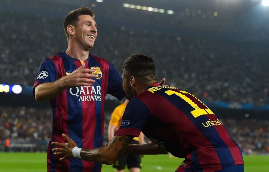 Bintang Barcelona Lionel Messi dan Neymar da Silva setelah mencetak gol ke gawang Ajax Amsterdam di Camp Nou, 21 Oktober 2014.