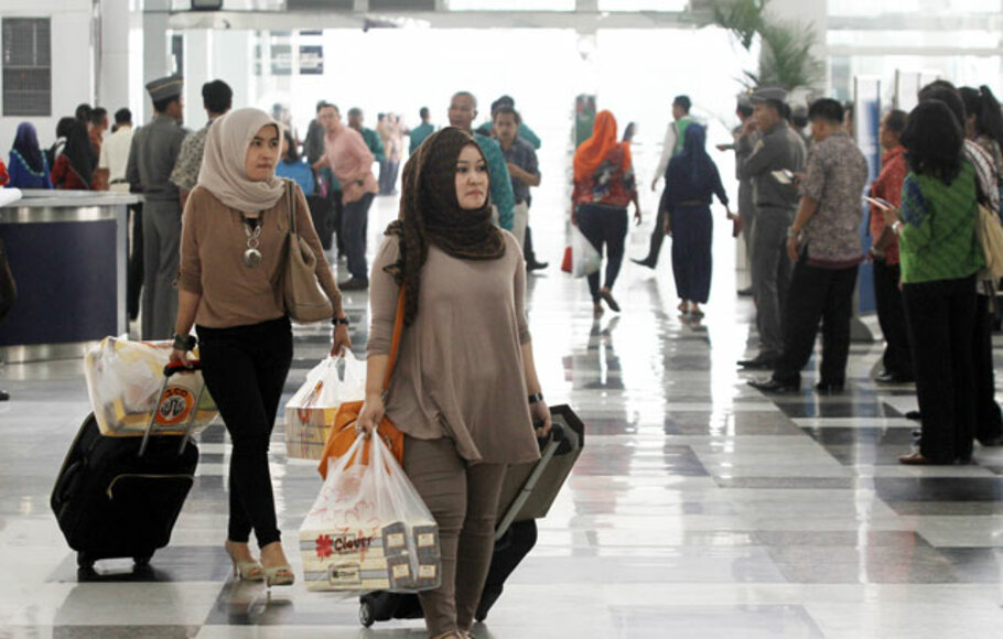 Sejumlah calon penumpang pesawat di Bandara Kualanamu