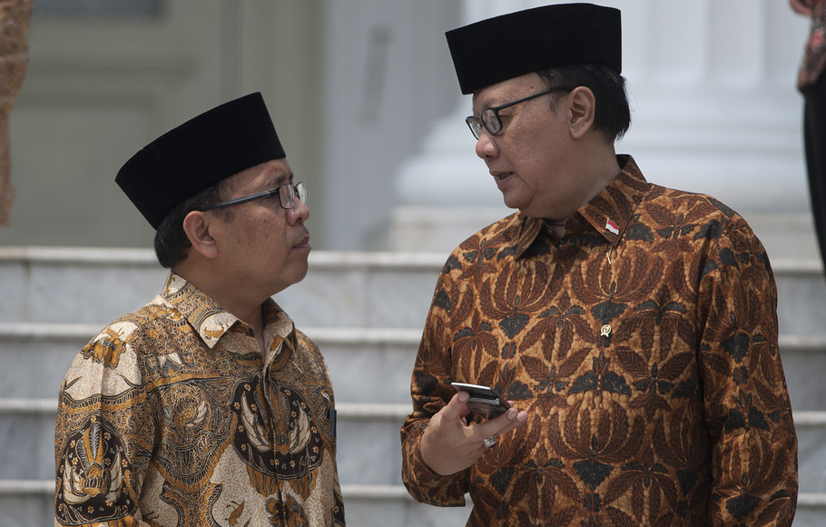 Menteri Sekretaris Negara Pratikno (kiri) berbincang dengan Menteri Dalam Negeri Tjahjo Kumolo (kanan) di Istana Merdeka, Jakarta, Senin (27/10). 